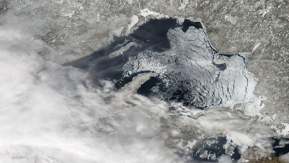 Lake Superior Ice: April 7, 2015